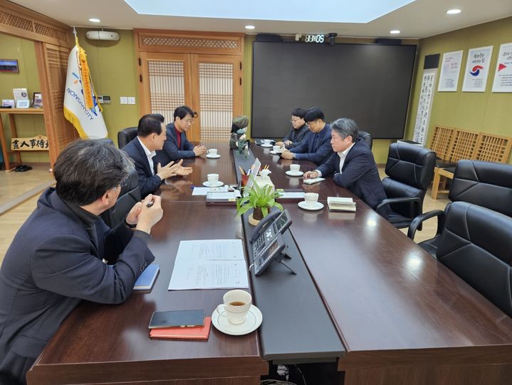 [논산=뉴시스]백성현 논산시장이 지난 16일 김용하 건양대 총장과 정부의 교육발전특구 시범지구 지정에 대해 논의하고 있다. (사진=논산시 제공). 2024. 01. 18  *재판매 및 DB 금지