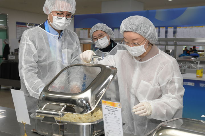 [서울=뉴시스] 지난달 18일 식품의약품안전처에 따르면 오유경 처장이 강원도 강릉시에 있는 강릉원주대의 선수촌 식당, 식음료안전지원본부를 방문해 관련 인력의 노고를 격려했다. (사진=식약처 제공) 2024.01.18. photo@newsis.com *재판매 및 DB 금지