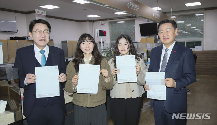 [전주=뉴시스] 전북특별자치도 출범날인 18일 오전 9시 김관영 전북지사(오른쪽)가 전주 효자5동주민센터에서 우범기 전주시장(왼쪽)과 함께 전북특별자치도 제1호 주민등록등본을 발급받으며 도민들에게 성공적으로 행정정보시스템이 정비되었음을 알리고 있다. (사진= 전라북도청 제공) 2024.01.18 *재판매 및 DB 금지