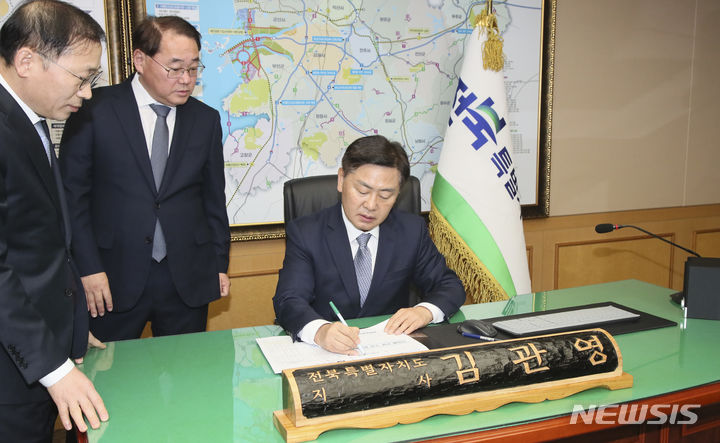 [전주=뉴시스] 18일 전북특별자치도청 집무실에서 김관영 전북지사가 전북특별자치도 출범 제1호 결재 안건으로 ‘다함께 민생 도정운영계획’을 결재하고 있다. (사진= 전라북도청 제공) 2024.01.18 *재판매 및 DB 금지