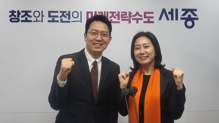 [세종=뉴시스] 송승화 기자 = 이기인, 허은아 개혁신당 창당준비위원장이 세종시를 찾아 기자들의 질문에 답한 이후 사진을 찍고 있다.. 2024.01.18. ssong1007@newsis.com *재판매 및 DB 금지