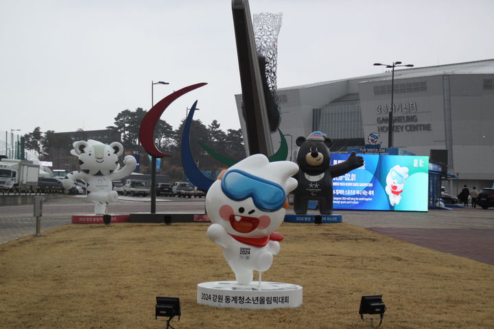 [강릉=뉴시스] 이순철 기자 = 강릉올림픽파크 내 하키센터 앞에 조성된 2024강원동계청소년올림픽 마스코트 뭉치. 2024.1.18. grsoon815@newsis.com *재판매 및 DB 금지