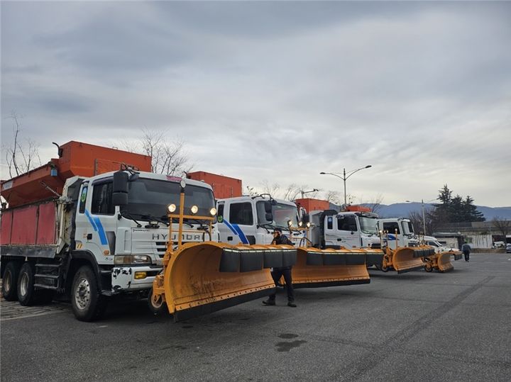 [울산=뉴시스] 울산 울주군은 겨울철 폭설에 대비해 즉각적이고 원활한 제설작업을 위한 제설훈련을 했다고 18일 밝혔다. 2024.01.18. (사진= 울주군 제공)photo@newsis.com *재판매 및 DB 금지