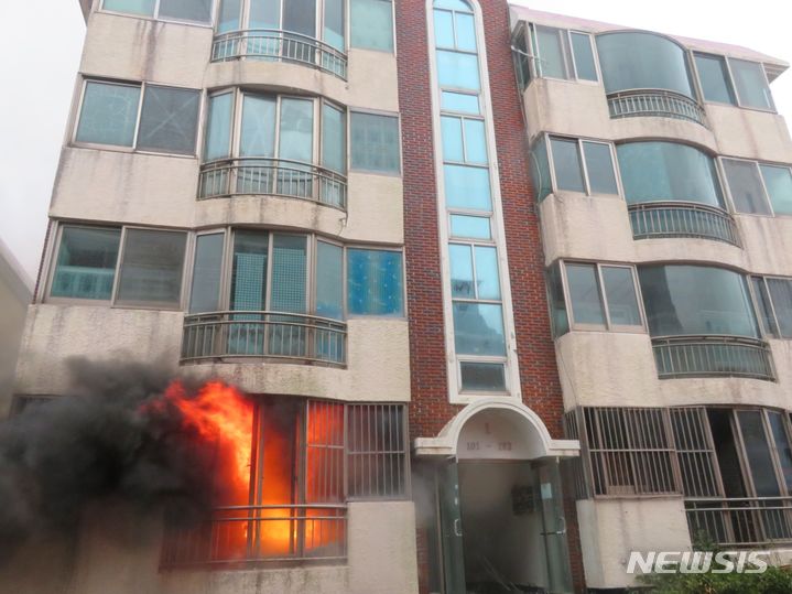 [부산=뉴시스] 이동민 기자 = 부산소방재난본부가 18일 오후 부산 남구의 한 철거 예정 빌라에서 화재 상황 발생 시 대피 매뉴얼을 알리기 위한 재현 실험을 진행하고 있다. 2024.01.18. eastsky@newsis.com