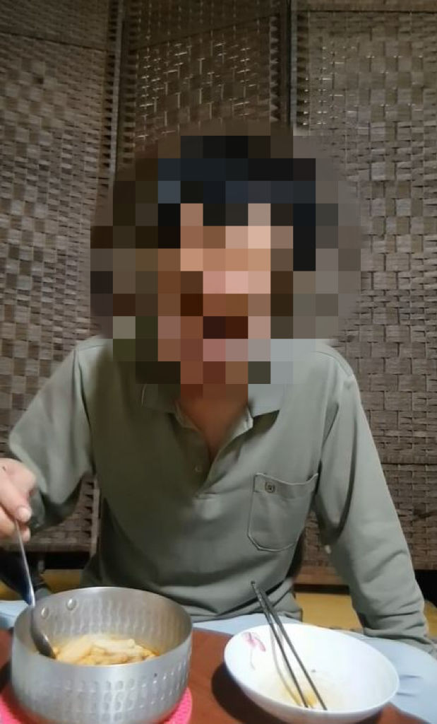 [서울=뉴시스] 류지헌이 라면 국물에 과자 새우깡을 말아 먹고 있다. (사진= 류지헌 인스타그램 캡처) 2024.01.18. *재판매 및 DB 금지