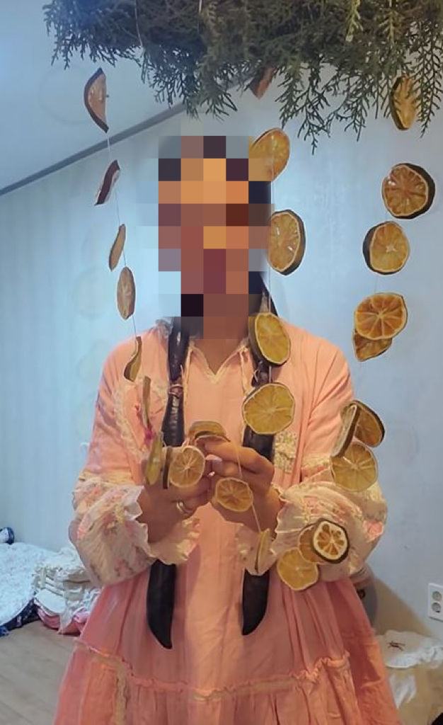 [서울=뉴시스] 김선이 머리에 가지를 달고 있다. (사진= 김선 인스타그램 캡처) 2024.01.18. *재판매 및 DB 금지