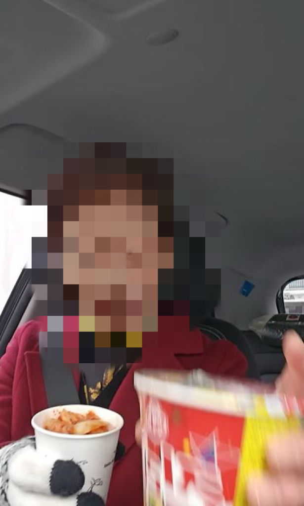 [서울=뉴시스] 추성숙이 차 안에서 영상을 찍고 있다. (사진= 추성숙 인스타그램 캡처) 2024.01.18. photo@newsis.com *재판매 및 DB 금지