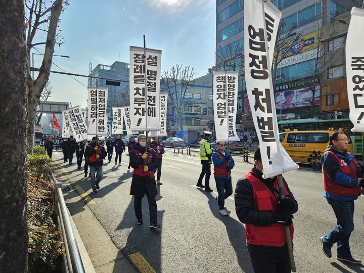 [서울=뉴시스]이태성 기자 = 공공운수노조 방영환 열사 투쟁 승리를 위한 공동대책위원회가 18일 오후 서울 양천구 서울남부지방법원에서 출발해 서울고용노동청 남부지청까지 행진하는 시위를 벌이고 있다. 2024.01.18 victory@newsis.com *재판매 및 DB 금지 *재판매 및 DB 금지