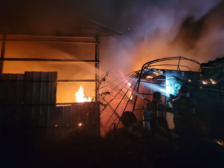 [울산=뉴시스] 박수지 기자 = 18일 오후 울산시 북구 매곡동 한 가설건축물에서 불이나 불길이 올라오고 있다. (사진=울산소방본부 제공) 2024.01.18. photo@newsis.com *재판매 및 DB 금지