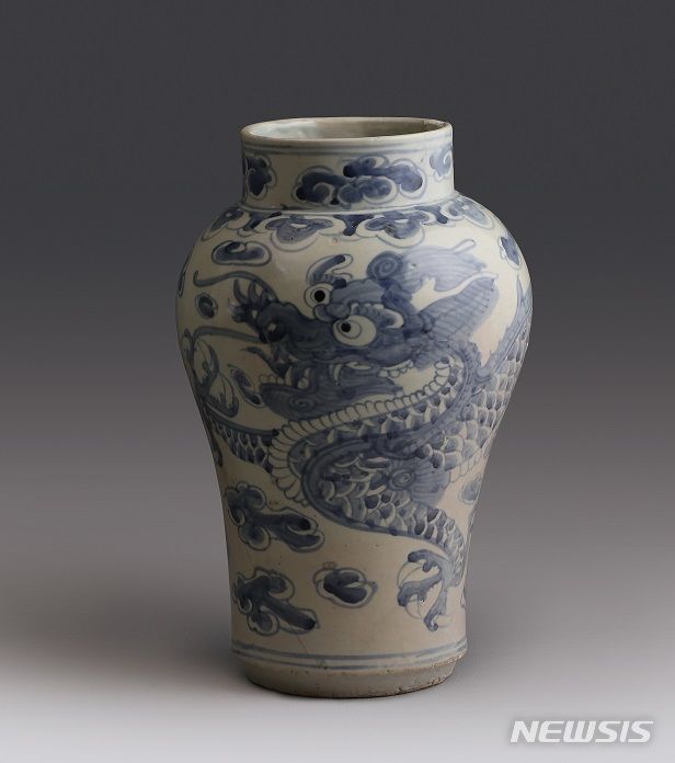 [통영=뉴시스] 신정철 기자= 통영시는 오는 19일부터 통영시립박물관 기획전시실에서 ‘2024년 갑진년 용띠 해 기획전, 물고기, 용이 되다’을 개최한다.사진은 백자 청화운룡문 항아리 모습.(사진=통영시립박물관 제공).2024.01.18. photo@newsis.com