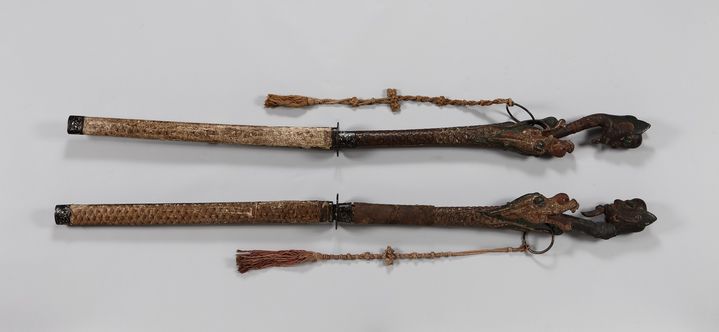 [통영=뉴시스] 신정철 기자= 통영시는 오는 19일부터 통영시립박물관 기획전시실에서 ‘2024년 갑진년 용띠 해 기획전, 물고기, 용이 되다’을 개최한다.사진은 명나라 신종황제가 이순신 장군에게 하사한 충렬사 팔사품 중 용머리와 귀신이 조각된 귀도 모습.(사진=통영시립박물관 제공).2024.01.18. photo@newsis.com *재판매 및 DB 금지