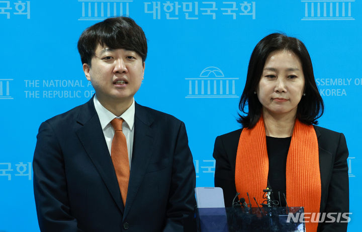 [서울=뉴시스] 고범준 기자 = 이준석 개혁신당 정강정책위원장과 허은아 창당준비위원장이 18일 오전 서울 여의도 국회 소통관에서 기업 및 교통 관련 정강정책 기자회견을 마치고 발언하고 있다. 2024.01.18. bjko@newsis.com