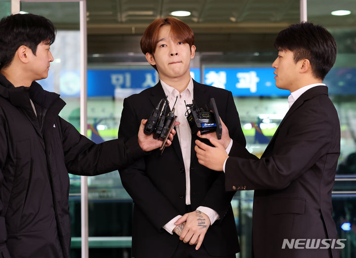 [서울=뉴시스] 홍효식 기자 = 마약 투약 혐의를 받는 가수 남태현이 지난 2024년 1월 18일 오전 서울 마포구 서울서부지방법원에서 열린 선고 공판에서 집행유예 선고를 받은 뒤 취재진 질문을 듣고 있다. 2024.01.18. yesphoto@newsis.com