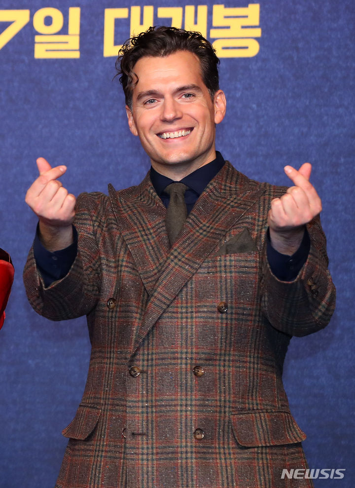 [서울=뉴시스] 김혜진 기자 = 배우 헨리 카빌이 18일 오전 서울 종로구 포시즌스 호텔에서 열린 영화 '아가일' 내한 기자간담회에서 포즈를 취하고 있다. 2024.01.18. jini@newsis.com