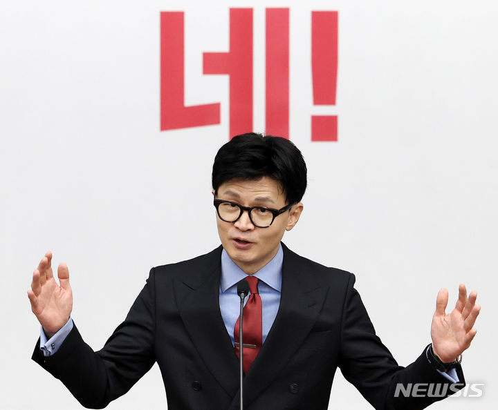 [서울=뉴시스] 추상철 기자 = 한동훈 국민의힘 비상대책위원장이 18일 오전 서울 여의도 국회에서 열린 의원총회에서 발언하고 있다. 2024.01.18. scchoo@newsis.com