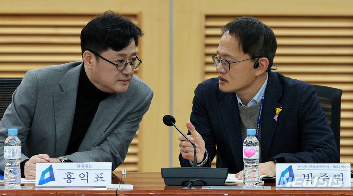 [서울=뉴시스] 고범준 기자 = 홍익표 더불어민주당 원내대표와 박주민 원내수석부대표가 18일 오전 서울 여의도 국회 의원회관에서 열린 2024 총선의 시대정신은 무엇인가? 무엇으로 국민에게 희망을 주어야 하는가 토론회에서 대화를 하고 있다. 2024.01.18. bjko@newsis.com