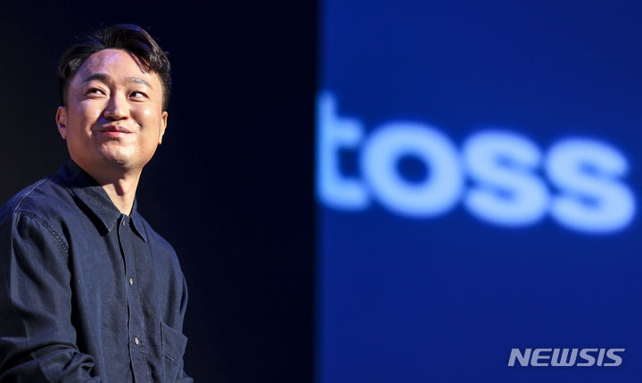 [서울=뉴시스] 정병혁 기자 = 홍민택 토스뱅크 대표가 18일 서울 중구 동대문디자인플라자에서 열린 토스뱅크 외환서비스 출시 기자간담회에서 질문에 답하고 있다. 2024.01.18. jhope@newsis.com