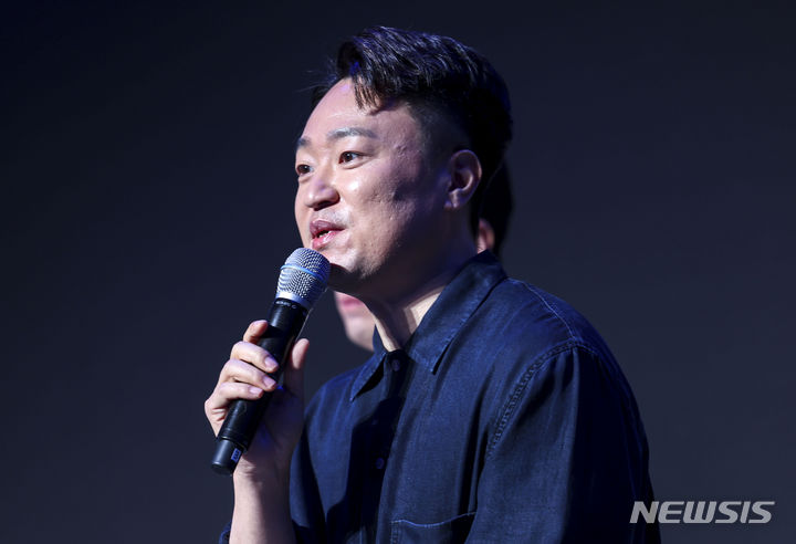 [서울=뉴시스] 정병혁 기자 = 홍민택 토스뱅크 대표가 18일 서울 중구 동대문디자인플라자에서 열린 토스뱅크 외환서비스 출시 기자간담회에서 질문에 답하고 있다. 2024.01.18. jhope@newsis.com