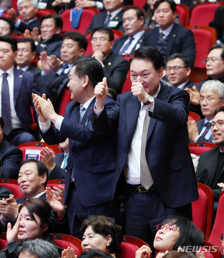 [전주=뉴시스] 전신 기자 = 윤석열 대통령이 18일 전주 덕진구 한국소리문화의전당 모악당에서 열린 전북특별자치도 출범식에서 출범 축하 공연에 엄지를 치켜 세우고 있다. (대통령실통신사진기자단) 2024.01.18. photo1006@newsis.com