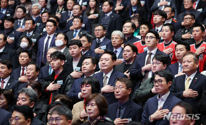 [전주=뉴시스] 전신 기자 = 윤석열 대통령이 18일 전주 덕진구 한국소리문화의전당 모악당에서 열린 전북특별자치도 출범식에서 국기에 대한 경례를 하고 있다. (대통령실통신사진기자단) 2024.01.18. photo1006@newsis.com