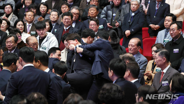 [전주=뉴시스] 전신 기자 = 강성희 진보당 의원이 18일 전주 덕진구 한국소리문화의전당 모악당에서 열린 전북특별자치도 출범식에서 윤석열 대통령이 참석자들과 인사하는 동안 경호원들에게 끌려 나가고 있다. 진보당측은 "강 의원이 윤 대통령과 악수하며 '국정기조를 바꾸지 않으면 국민들이 불행해집니다'라는 말을 건넨 순간 경호원들이 제지했다"고 주장했다. (대통령실통신사진기자단) 2024.01.18. photo1006@newsis.com