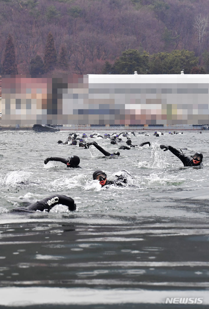 [진해=뉴시스]차용현 기자= 18일 경남 진해군항 일대에서 펼쳐진 해군 심해잠수사 혹한기 훈련에 참가한 해군특수전단 해난구조전대 대원들이 FIN 마스크 단체 수영을 실시하고 있다. 2024.01.18. con@newsis.com