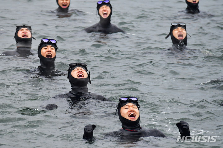 [진해=뉴시스]차용현 기자= 18일 경남 진해군항 일대에서 펼쳐진 해군 심해잠수사 혹한기 훈련에 참가한 해군특수전단 해난구조전대 대원들이 FIN 마스크 단체 수영을 실시하고 있다. 2024.01.18. con@newsis.com