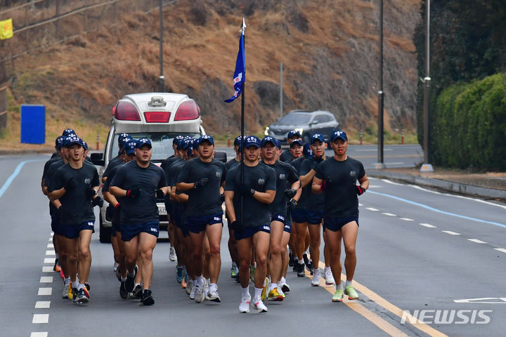 [진해=뉴시스]차용현 기자= 18일 경남 진해군항 일대에서 펼쳐진 해군 심해잠수사 혹한기 훈련에 참가한 해군특수전단 해난구조전대 대원들이 5.5㎞ 단체구보를 하고 있다. 2024.01.18. con@newsis.com