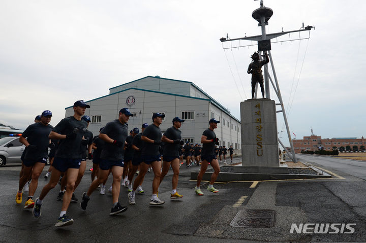 [진해=뉴시스]차용현 기자= 18일 경남 진해군항 일대에서 펼쳐진 해군 심해잠수사 혹한기 훈련에 참가한 해군특수전단 해난구조전대 대원들이 5.5㎞ 단체구보를 하고 있다. 2024.01.18. con@newsis.com