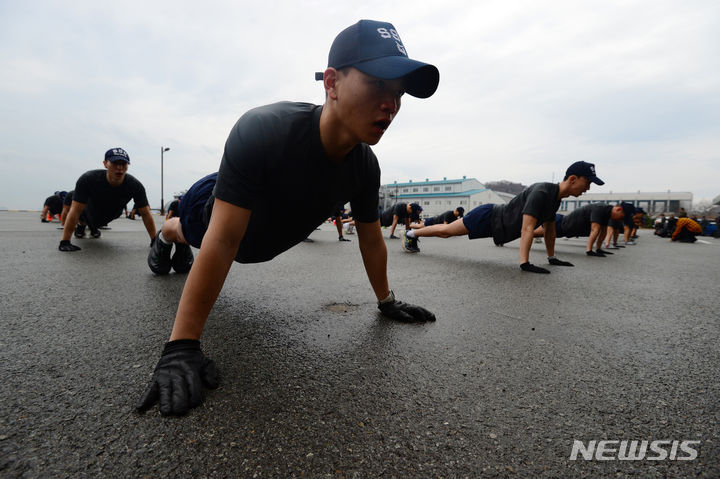 [진해=뉴시스]차용현 기자= 18일 경남 진해군항 일대에서 펼쳐진 해군 심해잠수사 혹한기 훈련에 참가한 해군특수전단 해난구조전대 대원들이 특수체조를 하고 있다. 2024.01.18. con@newsis.com