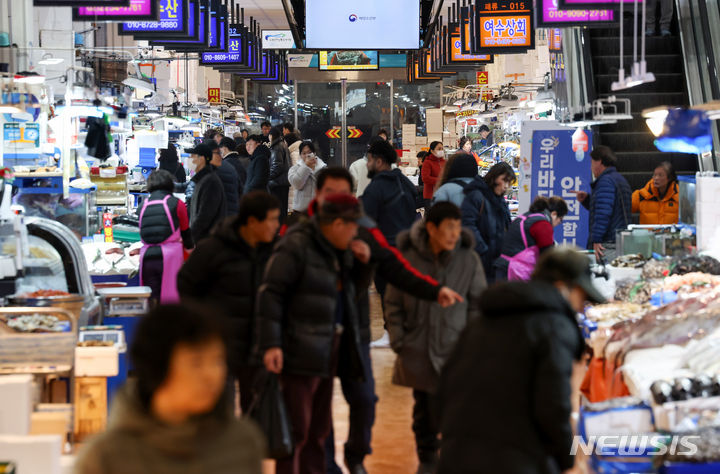 [서울=뉴시스] 김명년 기자 = 해양수산부가 설 명절을 맞아 수산물 구매 할인률을 최대 60%까지 높인다. 특히 전통시장에서 수산물을 구매하면 구매금의 최대 30% 개인당 2만원까지 온누리 상품권으로 환급해준다. 특히 성수품 구매가 늘어나는 18일부터는 정부 할인지원을 20%에서 30%로 상향해 최대 60%까지 할인혜택을 받을 수 있다. 18일 오후 서울 동작구 노량진수산물도매시장에서 방문객들이 수산물을 구매하고 있다. 2024.01.18. kmn@newsis.com