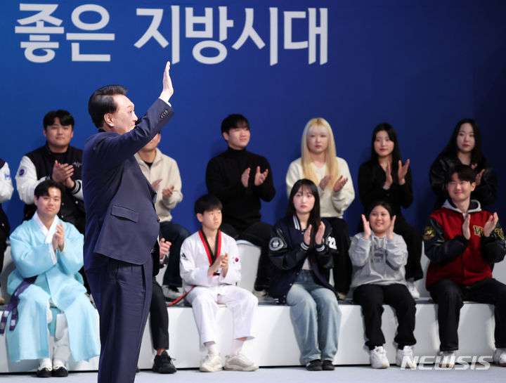 [전주=뉴시스] 전신 기자 = 윤석열 대통령이 18일 전주 덕진구 한국소리문화의전당 모악당에서 열린 전북특별자치도 출범식에서 참석자들을 향해 인사하고 있다. (대통령실통신사진기자단) 2024.01.18. photo1006@newsis.com