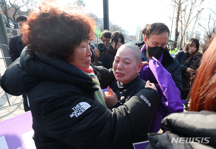 [서울=뉴시스] 최진석 기자 = 10.29 이태원 참사 유가족이 18일 서울 용산 대통령실 앞에서 열린 국민의힘 거부권 행사 건의에 대한 규탄 입장을 표명하는 삭발식에서 삭발한 유가족을 위로하고 있다. 2024.01.18. myjs@newsis.com