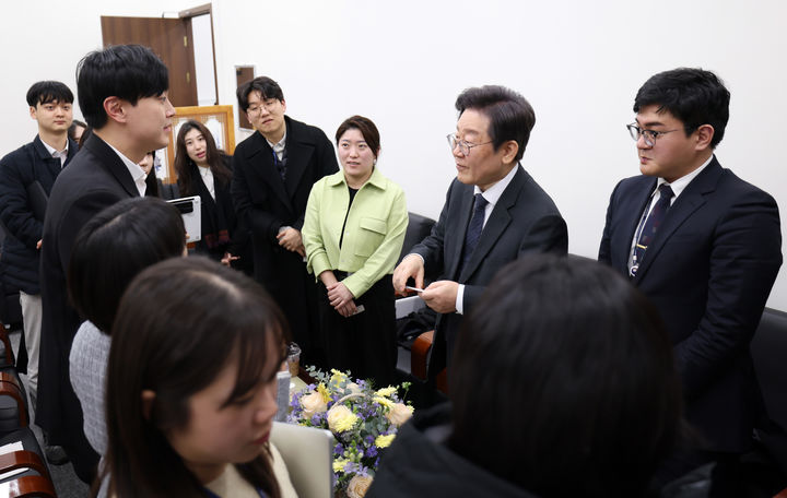 [서울=뉴시스] 이영환 기자 = 이재명 더불어민주당 대표가 18일 오후 서울 여의도 국회 당대표 집무실에서 가덕도 현장 취재에 동행했던 기자들과 현안 관련 비공개 차담회에 앞서 인사를 나누고 있다.(사진=더불어민주당 제공) 2024.01.18. photo@newsis.com *재판매 및 DB 금지