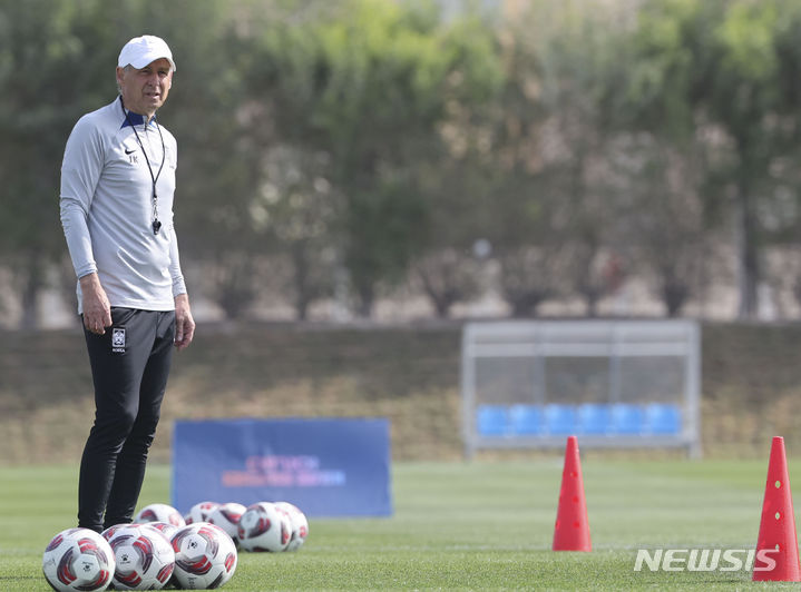 [도하(카타르)=뉴시스] 김근수 기자 = 2023 AFC 카타르 아시안컵에 출전하는 위르겐 클린스만 대한민국 축구대표팀 감독이 18일(현지시각) 카타르 도하 알 에글라 트레이닝 센터에서 러닝 훈련을 지켜보고 있다. 2024.01.18. ks@newsis.com