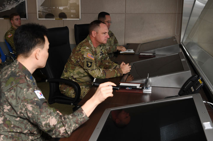 [서울=뉴시스] 김진아 기자 = 공군 미사일방어사령부는 18일 오산기지에서 美육군 제94방공미사일방어사령부와 함께 연합작전 및 훈련능력 향상과 양국 군사교류방안에 대한 한미 연합 미사일방어작전 공조회의를 개최했다. 사진은 KAMD작전센터를 찾은 패트릭 코스텔로(Patrick Costello) 사령관(육군 준장)이 한측 임무요원으로부터 한국 공군의 미사일방어작전 현황에 대해 설명듣고 있는 모습. (사진=공군 제공) 2024.01.18. photo@newsis.com *재판매 및 DB 금지