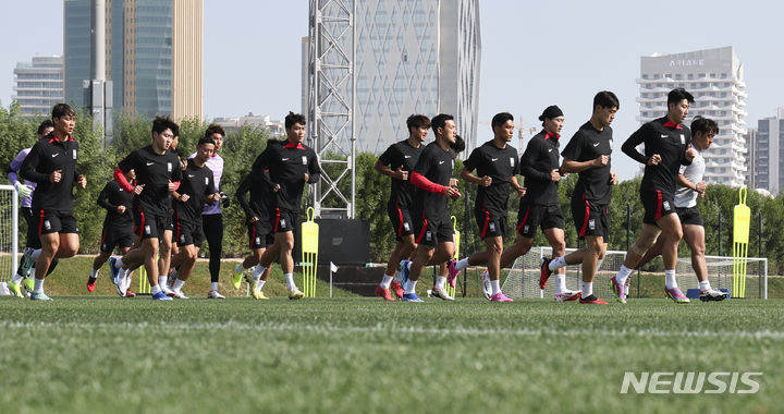 [도하(카타르)=뉴시스] 김근수 기자 = 2023 AFC  카타르 아시안컵에 출전하는 대한민국 축구대표팀 선수들이 18일(현지시각) 카타르 도하 알 에글라 트레이닝 센터에서 훈련을 하고 있다. 2024.01.18. ks@newsis.com