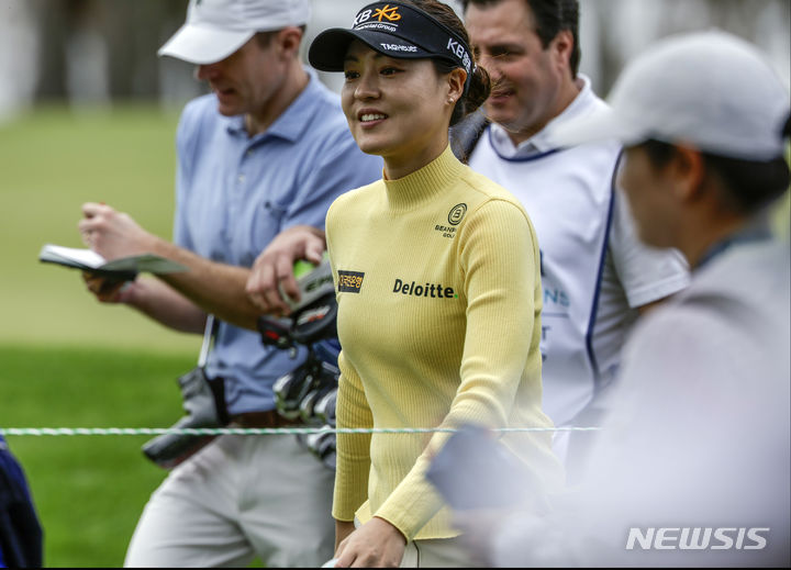 [올랜도=AP/뉴시스] 전인지가 18일(현지시각) 미 플로리다주 올랜도의 레이크 노나 골프 & CC에서 열린 2024 미국여자프로골프(LPGA) 개막전 힐튼 그랜드 배케이션스 토너먼트 오브 챔피언스 첫날 18번 그린에서 걸어나오고 있다. 전인지는 2오버파 74타 공동 28위에 이름을 올렸다. 2024.01.19.