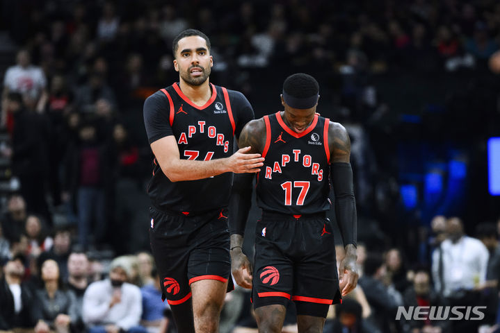 [토론토=AP/뉴시스]NBA 토론터 랩터스의 존테이 포터(왼쪽)
