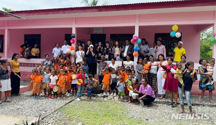 [제주=뉴시스] 오영재 기자 = 제주 시민단체 글로벌이너피스가 18일 동티모르 아따우루 섬에서 마누따시(Manutasi) 공립유치원 부설 도서관 개관식을 열고 있다. (사진=글로벌이너피스 제공) 2024.01.19. photo@newsis.com