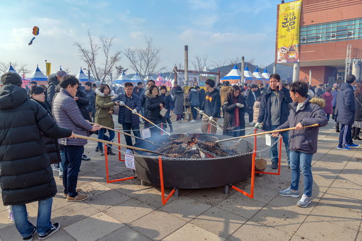 [뉴시스=공주] 지난해 열린 겨울공주 군밤축제 전경. (사진=공주시 제공) 2024.01.19. *재판매 및 DB 금지