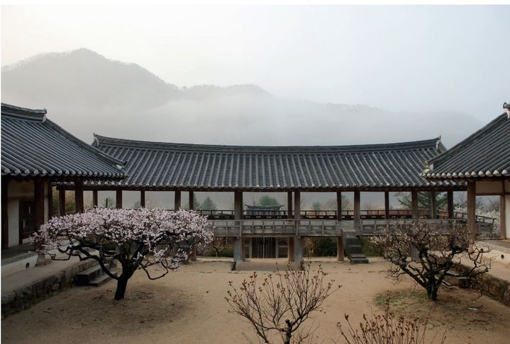 'Byeongsan Seowon' à Andong. Bâtiment scolaire construit il y a 400 ans.  Fondé par la croyance que l’éducation est plus urgente que prévenir la guerre et lutter contre la famine. Inscrit aujourd’hui au patrimoine de l’UNESCO  le 6 juillet 2019. *재판매 및 DB 금지