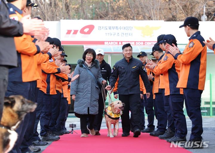 [의정부=뉴시스] 119구조견 아롱 은퇴식. (사진=경기도북부소방재난본부 제공) 2024.01.19 photo@newsis.com