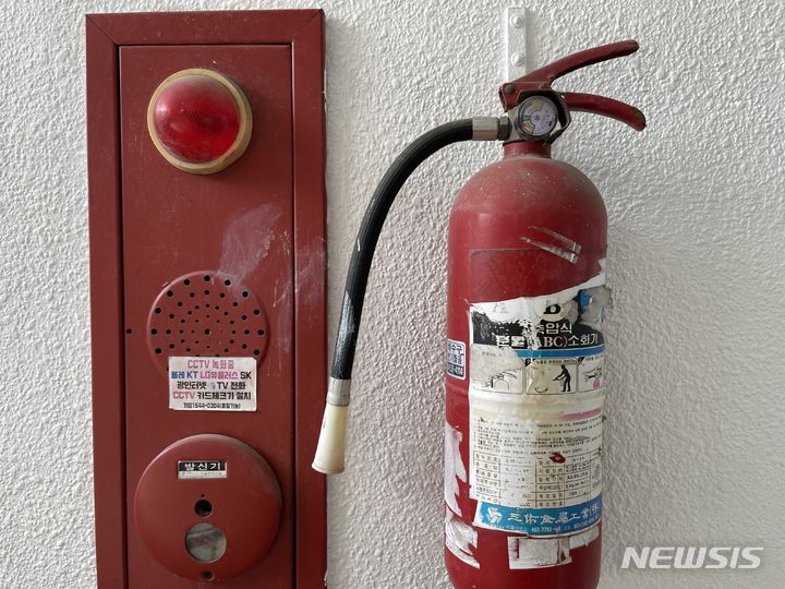 [증평=뉴시스] 연종영 기자 = 충북 증평소방서는 생산연도 기준 10년이 경과한 낡은 소화기는 즉시 폐기하고 새것으로 교체해야 한다고 19일 방부했다. (사진=증평소방서 제공) 2024.01.19. photo.newsis.com