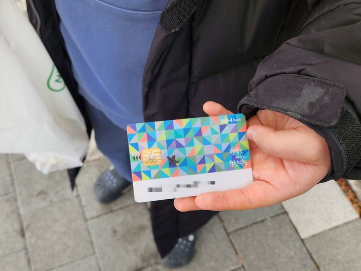 [수원=뉴시스] 이승주 기자 =&nbsp; 17일 오전 함군이 쓰는 급식카드를 손에 들고 있다. 아동급식카드는 빈곤이나 한부모 가정 등 결식 우려가 있는 아동이 음식을 사 먹는 데 쓸 수 있도록 전국 시·도에서 지원하는 카드를 말한다. 2024.01.17. heyjude@newsis.com *재판매 및 DB 금지 *재판매 및 DB 금지