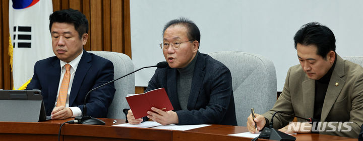 [서울=뉴시스] 고범준 기자 = 윤재옥 국민의힘 원내대표가 19일 오전 서울 여의도 국회에서 열린 원내대책회의에서 발언하고 있다. 2024.01.19. bjko@newsis.com