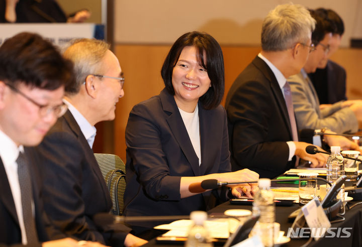 [서울=뉴시스] 김금보 기자 = 최수연 네이버 대표와 김영섭 KT 대표가 19일 서울 영등포구 여의도 FKI타워컨퍼런스센터에서 열린 '제5차 인공지능 최고위 전략대화'에서 이야기를 나누고 있다. 2024.01.19. kgb@newsis.com