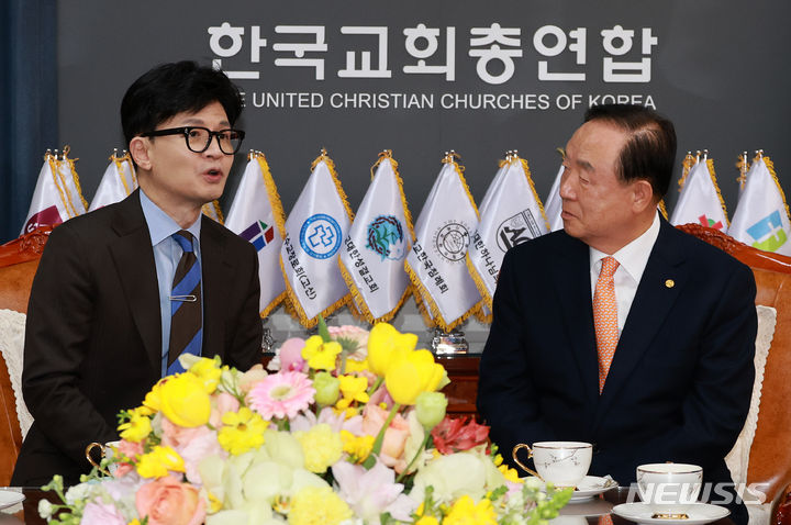 [서울=뉴시스] 이영환 기자 = 한동훈 국민의힘 비상대책위원장이 19일 오전 서울 종로구 한국교회총연합(UCCK)을 방문해 장종현 한국교회총연합 대표회장과 환담을 하고 있다. 2024.01.19. 20hwan@newsis.com