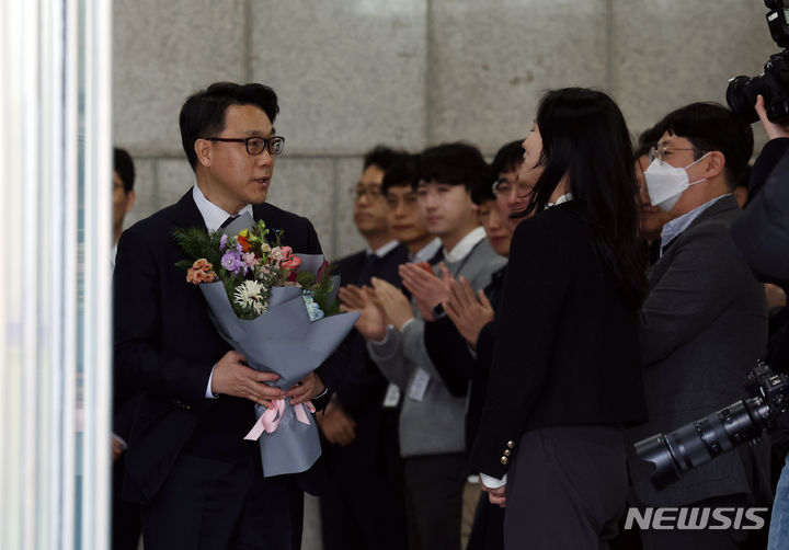 [과천=뉴시스] 고승민 기자 = 김진욱 고위공직자범죄수사처(공수처)장이 19일 정부과천청사 공수처에서 비공개 이임식을 마친 뒤 직원들과 인사를 하고 있다. 2024.01.19. kkssmm99@newsis.com