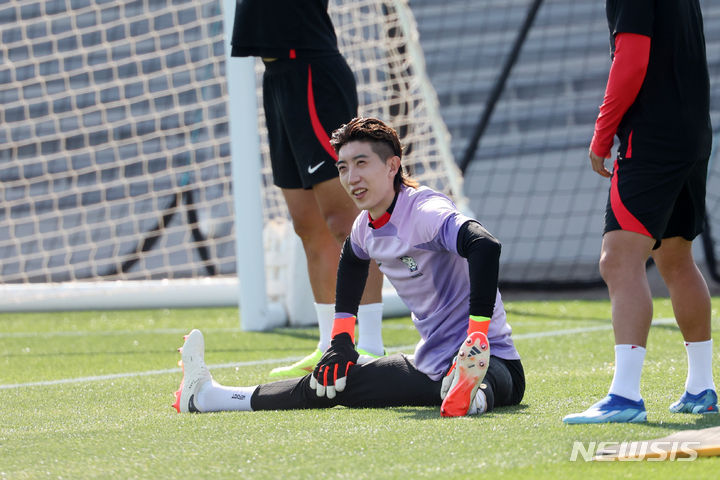 [도하(카타르)=뉴시스] 김근수 기자 = 대한민국 축구대표팀 골키퍼 조현우가 19일(현지시각) 카타르 도하 알 에글라 트레이닝 센터에서 훈련을 하고 있다. 위르겐 클린스만 감독이 이끄는 대표팀은 오는 20일 요르단과 2차전, 25일 말레이시아와 3차전을 치른다. 2024.01.19. ks@newsis.com